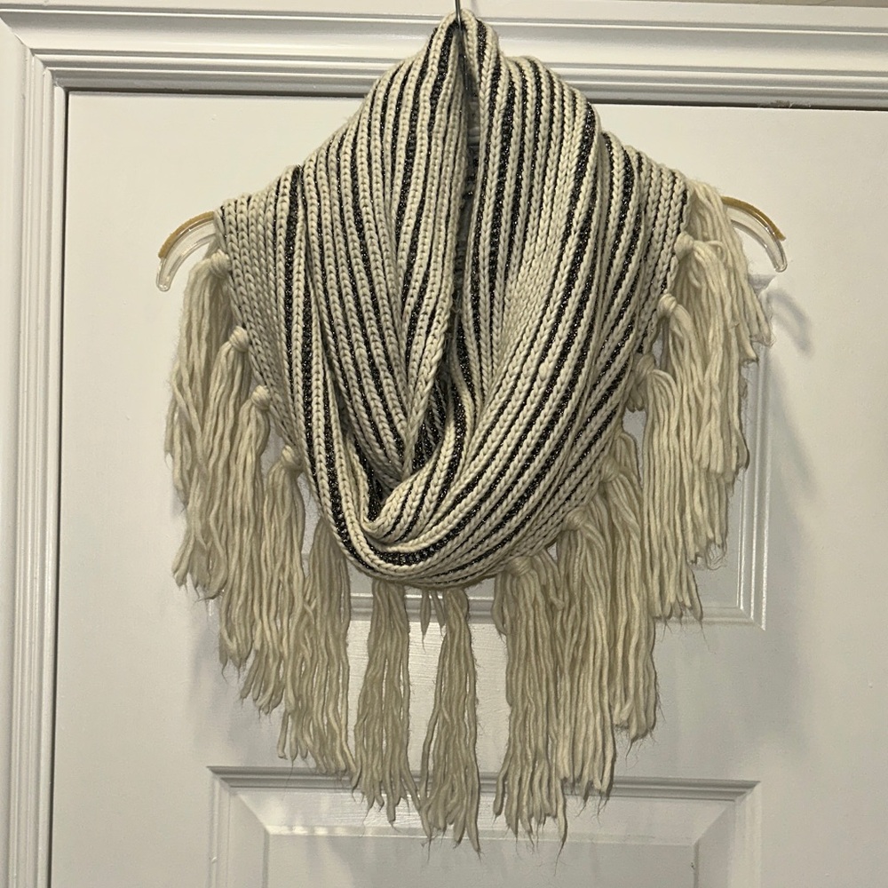 Daytrip Black and Cream Fringe Knit Scarf